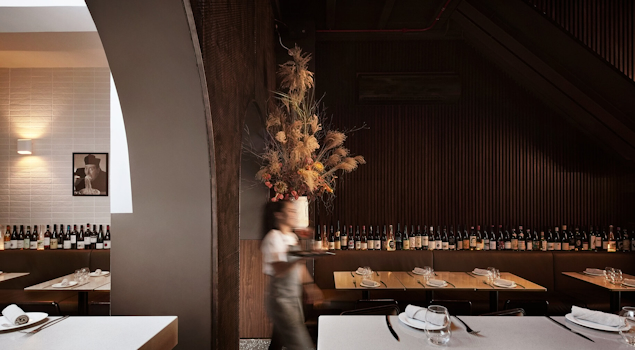 Experience the Essence of Venetian Design and Hospitality at Bar Cicheti, Singapore, design by Studio Königshausen. This Singaporean gem features a minimalist interior adorned with classic bistro elements, paying homage to Venetian Gothic architecture. 